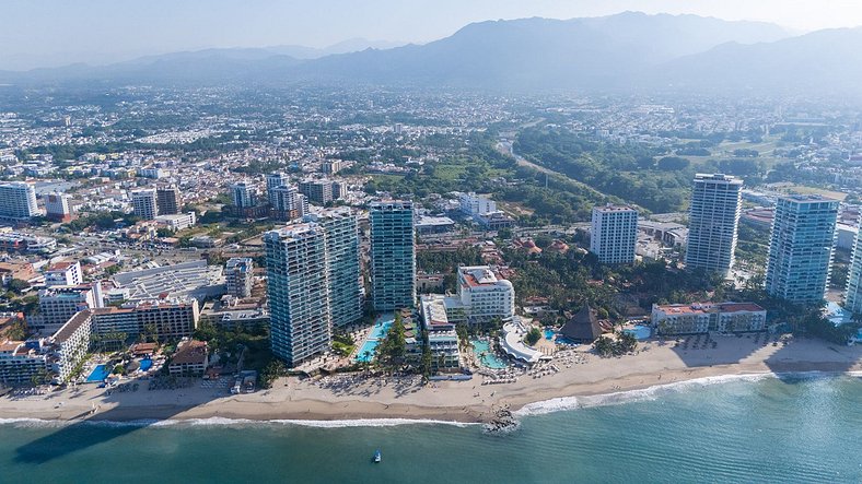 Albercas Frente al Mar, Jacuzzis, Cine, Sala de Juegos, Gimn