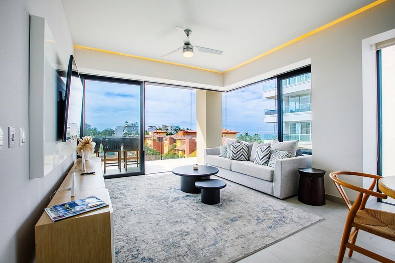 NEW! 5th Flr Seaview Gem, RoofPool, Steps to Beach