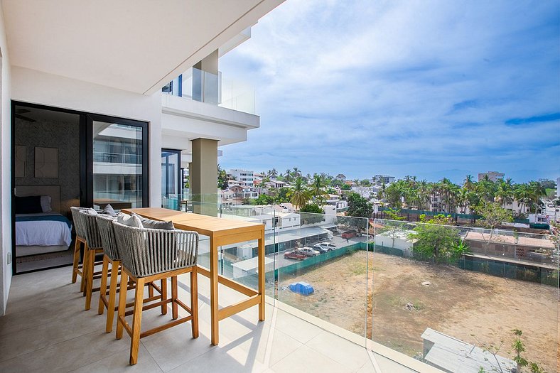 NEW! 5th Flr Seaview Gem, RoofPool, Steps to Beach