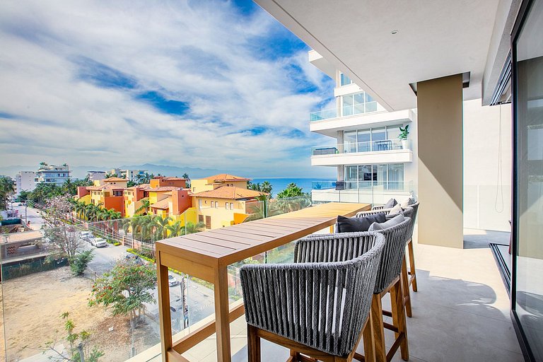 NEW! 5th Flr Seaview Gem, RoofPool, Steps to Beach