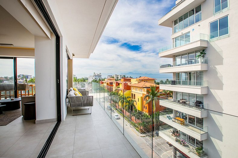 NEW! 5th Flr Seaview Gem, RoofPool, Steps to Beach