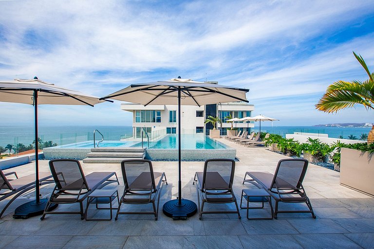 NEW! 5th Flr Seaview Gem, RoofPool, Steps to Beach