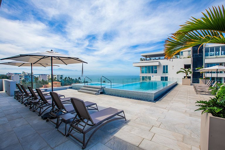 NEW! 5th Flr Seaview Gem, RoofPool, Steps to Beach