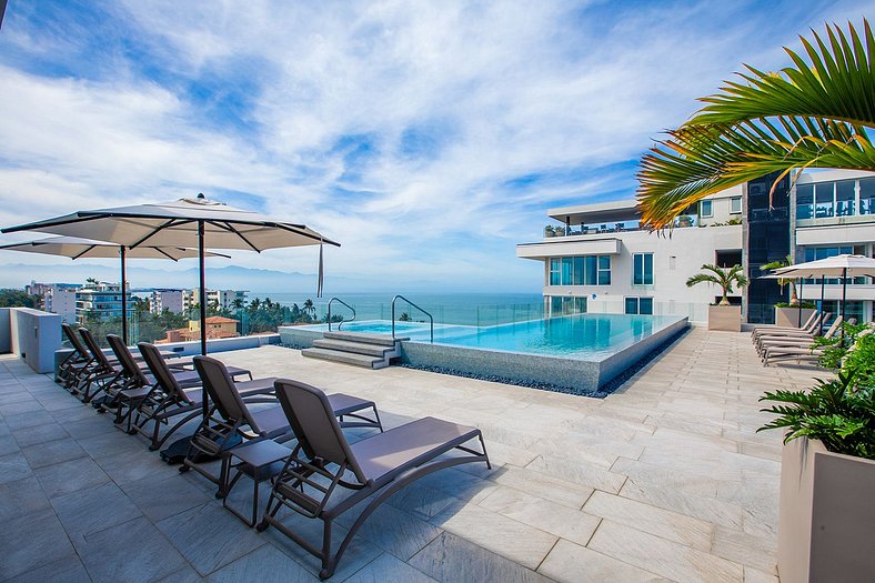 NEW! 5th Flr Seaview Gem, RoofPool, Steps to Beach