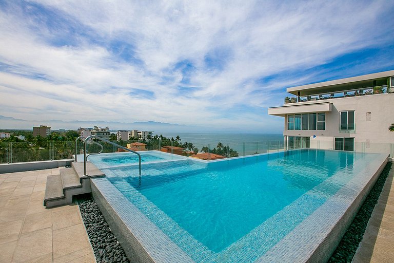 NEW! 5th Flr Seaview Gem, RoofPool, Steps to Beach