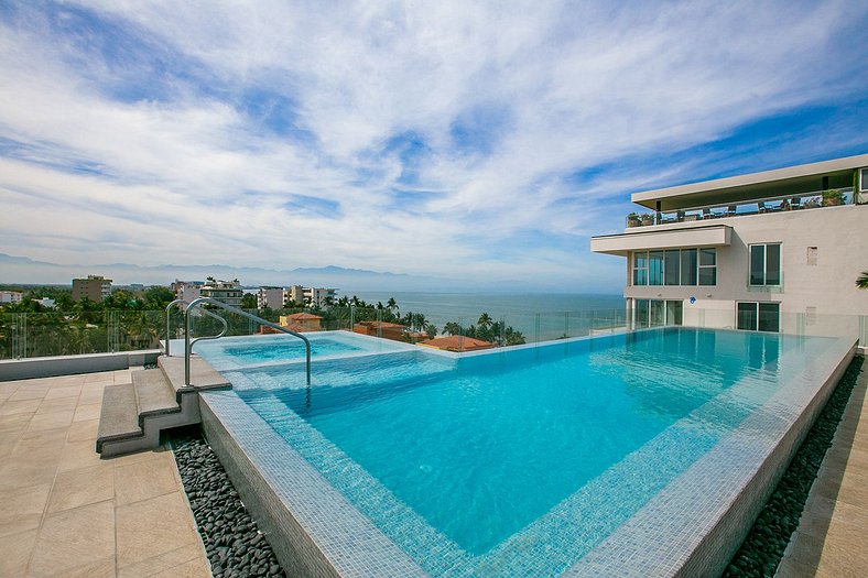 NEW! 5th Flr Seaview Gem, RoofPool, Steps to Beach