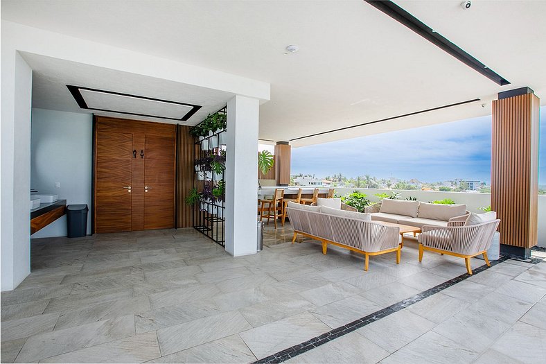 NEW! 5th Flr Seaview Gem, RoofPool, Steps to Beach