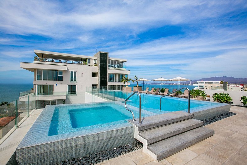 NEW! 5th Flr Seaview Gem, RoofPool, Steps to Beach