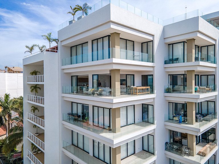 NEW! 5th Flr Seaview Gem, RoofPool, Steps to Beach