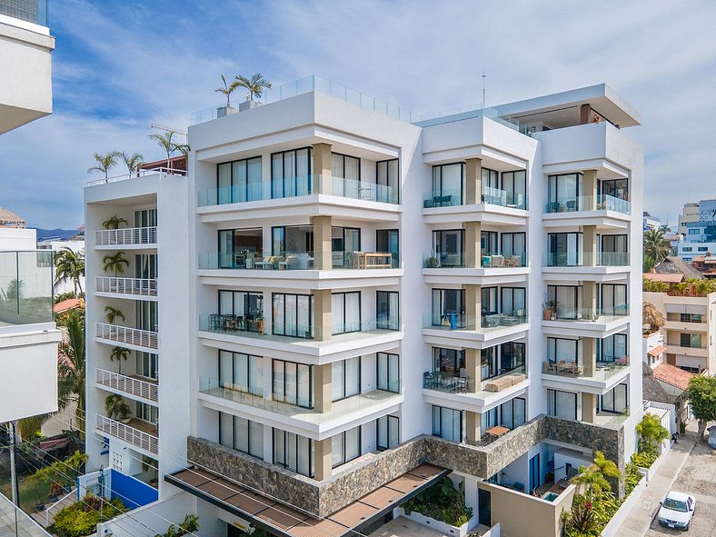 NEW! 5th Flr Seaview Gem, RoofPool, Steps to Beach