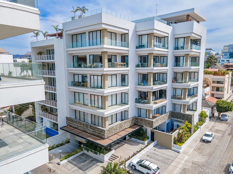 NEW! 5th Flr Seaview Gem, RoofPool, Steps to Beach