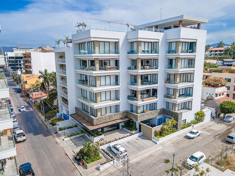 NEW! 5th Flr Seaview Gem, RoofPool, Steps to Beach