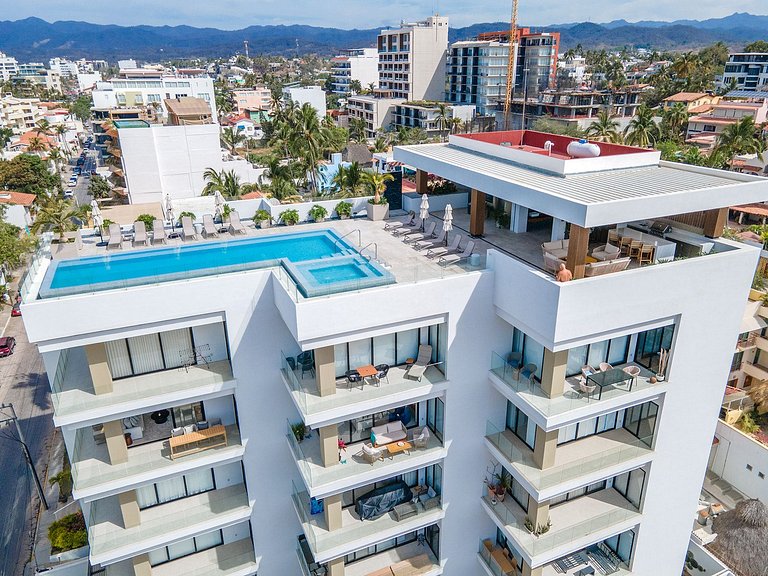 NEW! 5th Flr Seaview Gem, RoofPool, Steps to Beach