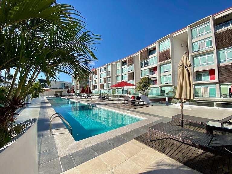 NEW Mod Apt, Pool, Restaurants Onsite, Beach 3 min