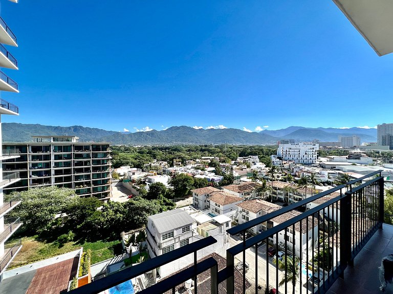 NEW Seaview Condo with Roof Terrace Infinity Pool