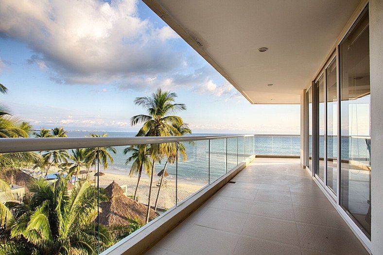 NEW! Wall-to-Wall Oceanview Condo Beachfront Pool!