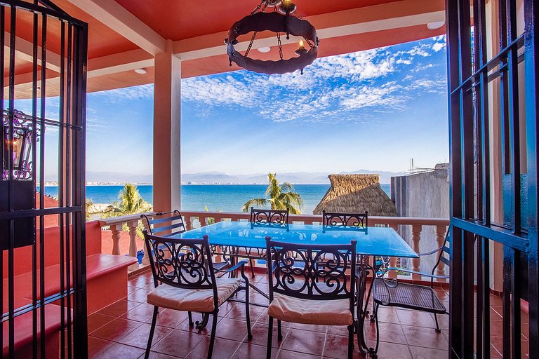 Newly Remodeled Seafront Home, Private Beach,Pool