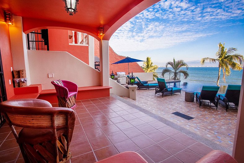 Newly Remodeled Seafront Home, Private Beach,Pool