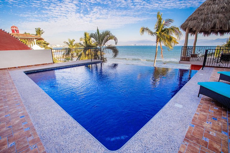 Newly Remodeled Seafront Home, Private Beach,Pool