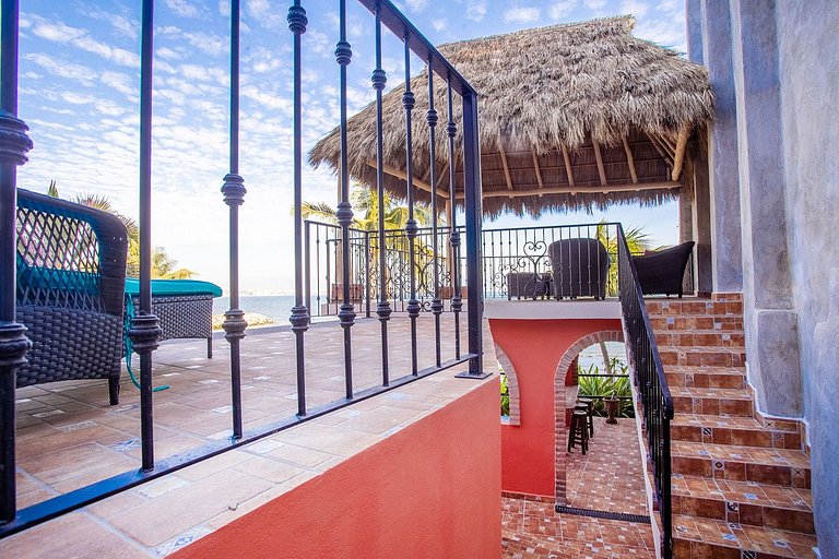 Newly Remodeled Seafront Home, Private Beach,Pool