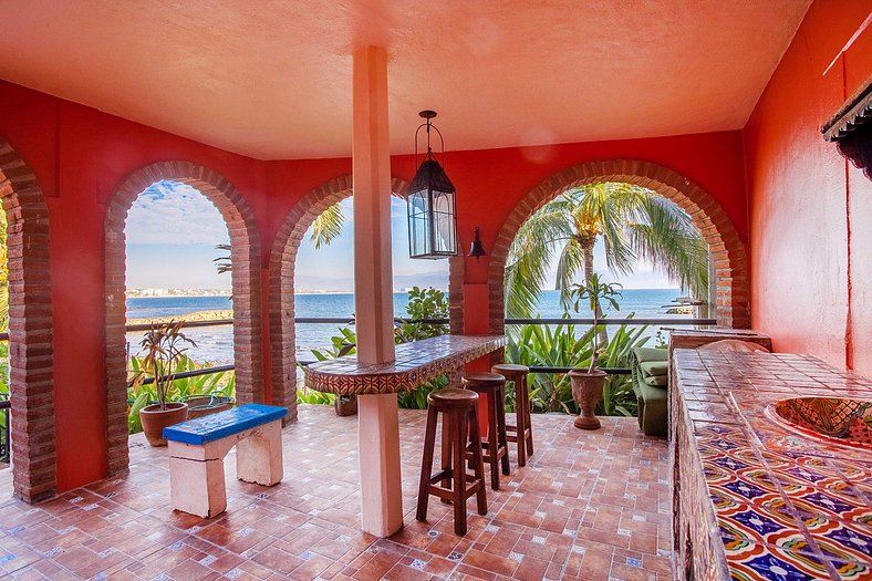 Newly Remodeled Seafront Home, Private Beach,Pool