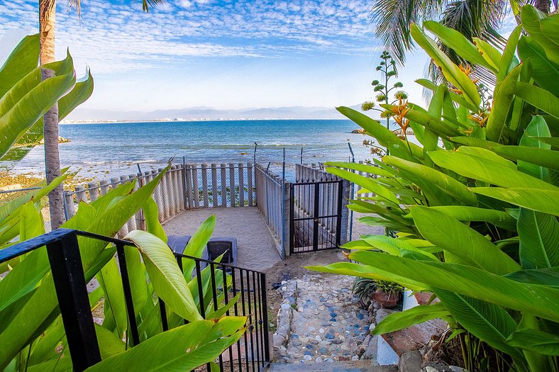 Newly Remodeled Seafront Home, Private Beach,Pool