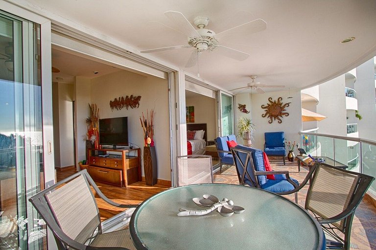 Oceanview Condo, Big Terrace, Pool and Beach Views