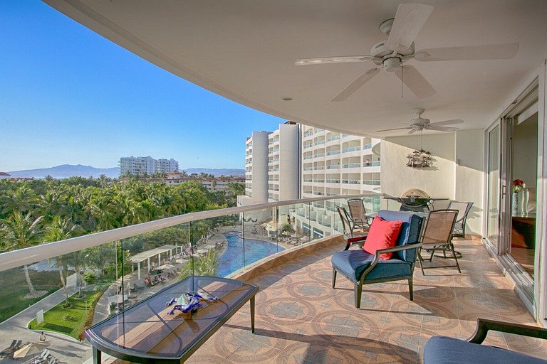 Oceanview Condo, Big Terrace, Pool and Beach Views