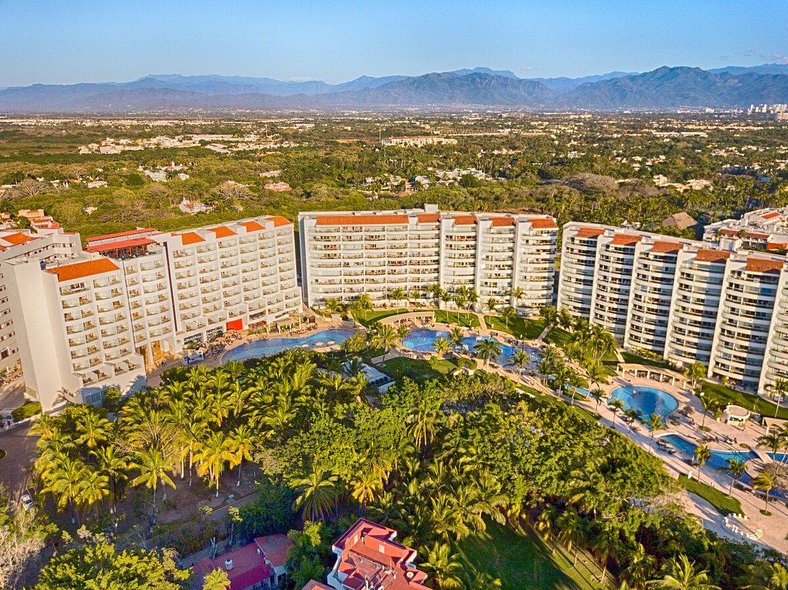 Oceanview Condo, Big Terrace, Pool and Beach Views